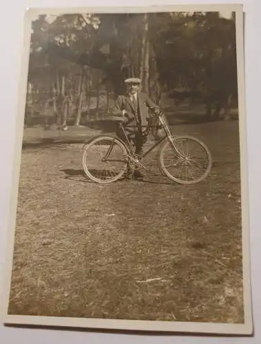 Mann mit Fahrrad