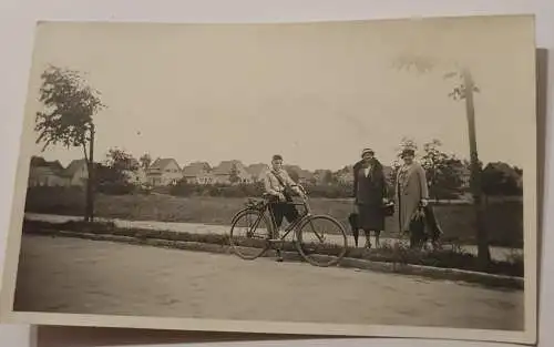 Junge mit Fahrrad und 2 Frauen 1933