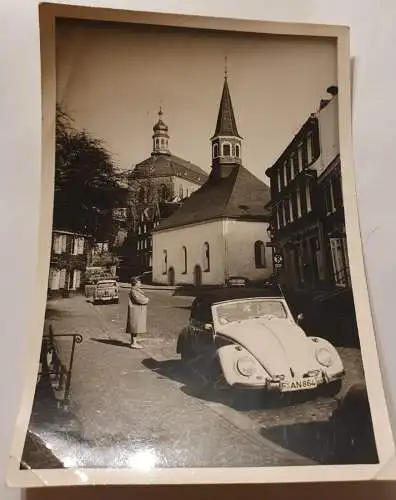 Hauptstraße und VW Käfer