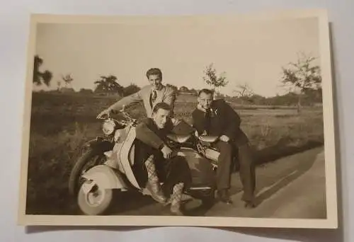 3 Junge Männer mit Motorrad