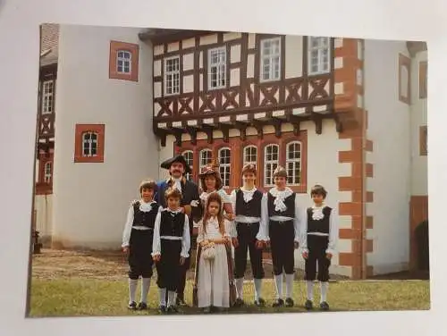 Historische Grimm Familie vor dem Steinauer Amtshaus