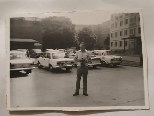 Mann auf Parkplatz