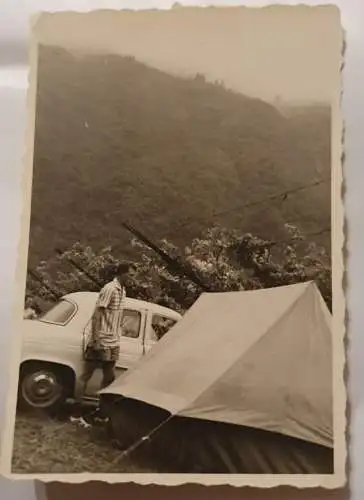 Mann mit Zelt und Auto