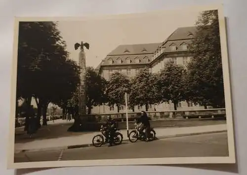 2 Männer mit Motorrad vor Siegessäule