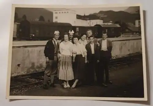 Menschen am Bahnhof