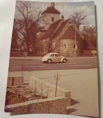 VW vor Kirche