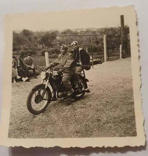 2 Personen auf Motorrad