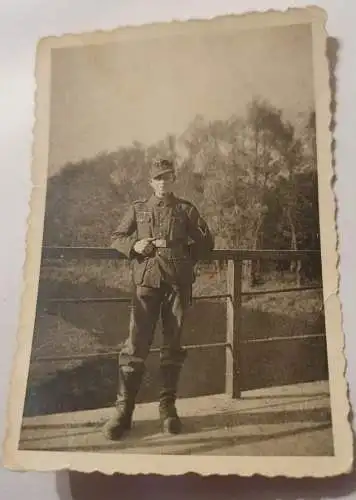 Wehrmachts Soldat in Uniform auf Brücke