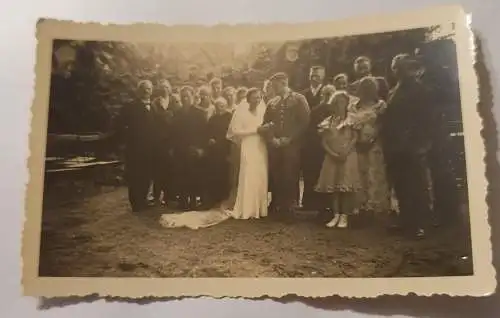 Soldat bei seiner Hochzeit mit Gästen