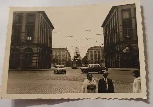 2 Autos am Marktplatz