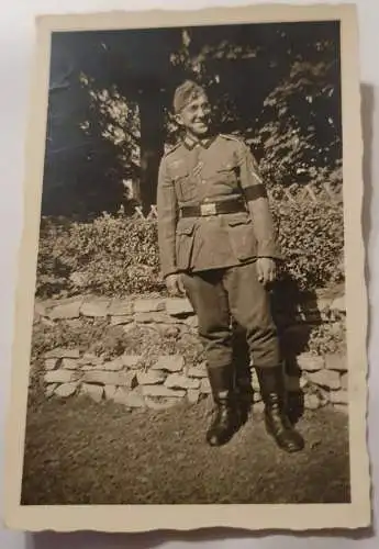 Wehrmacht Soldat im Garten