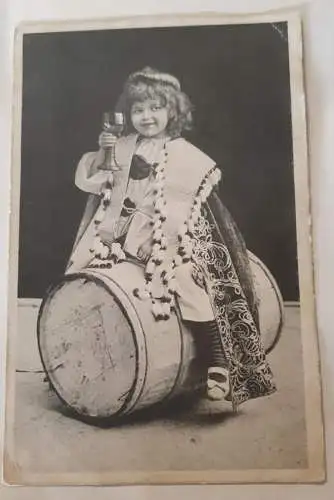 Kind auf Weinfass mit Weinglas