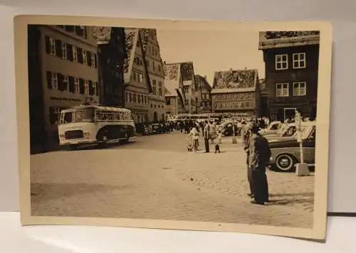 Bus und andere Autos am Marktplatz