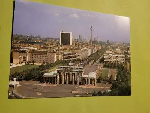 Berlin - Brandenburger Tor mit Blick auf Ost Berlin