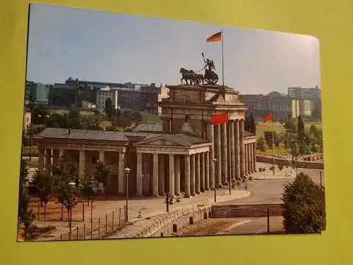 Berlin - Brandenburger Tor mit Mauer