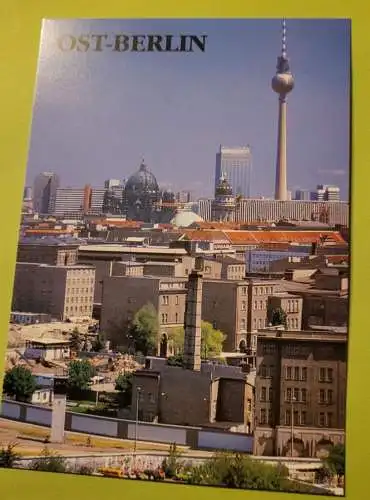 Ost Berlin - Blick auf die City im Vordergrund die Mauer