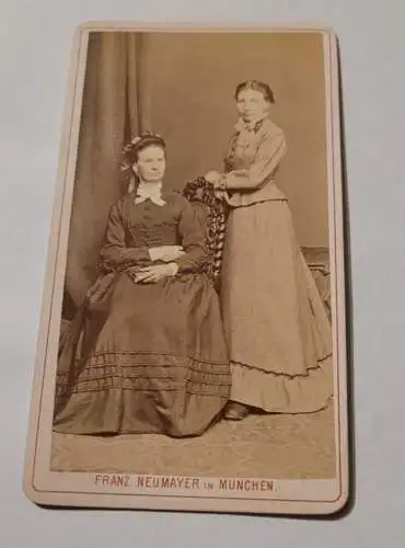 Altes Portrait - 2 Frauen in Kleidern