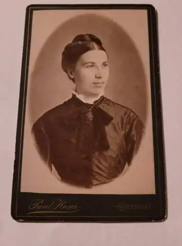 Altes Portrait - Frau im Schwarzen Kleid