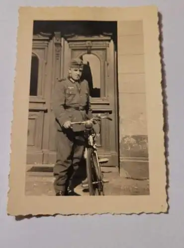 Altes Foto - Wehrmachtssoldat mit Fahrrad