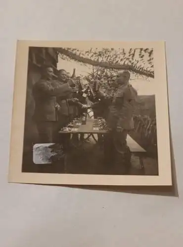 Alte Foto - Soldaten beim Anstoßen