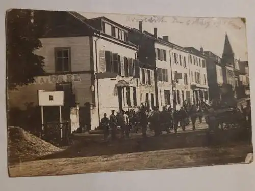 Altes Foto - Soldaten vor Gebäuden 1916