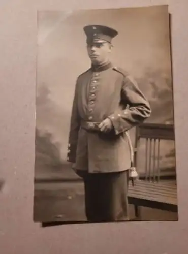 Alte Postkarte - Soldat in Uniform vor einer Bank