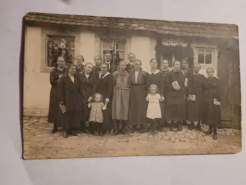 Menschengruppe vor Lokal