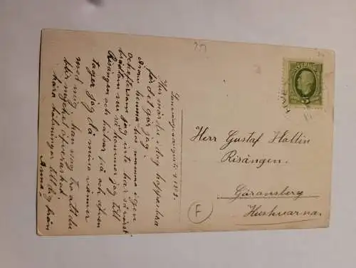 Personen vor Gebäude