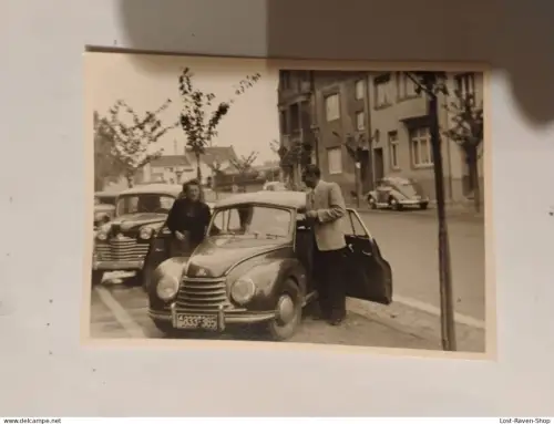 Mann und seine Frau vor einem Auto