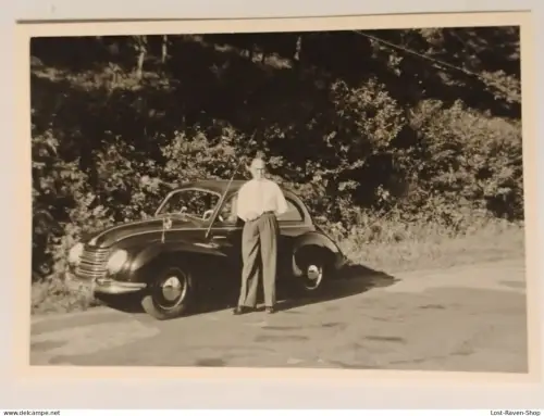 Mann vor seinem Auto