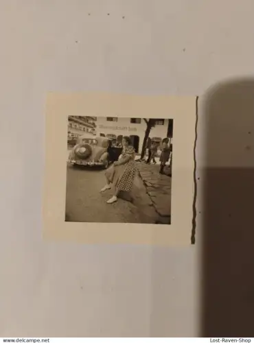 Auto vor einem Geschäft