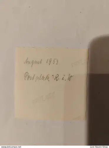 Auto vor einem Geschäft