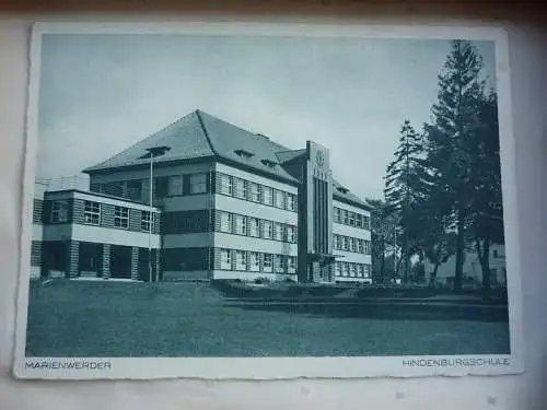 [Echtfotokarte schwarz/weiß] Marienwerder Hindenburgschule. Verlagsangaben: Posen, Verlag Heinrich Hoffmann, Mw. 01. 