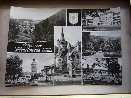 [Echtfotokarte schwarz/weiß] Luftkurort Friedrichroda in Thüringen, 6 Ansichten, Reinhardsbrunn, Blick zur Kirche, Puschkinpark, Gesamtansicht, FDGB Heim Walter Ulbricht, Schwimmbad, Kunstanstalt Straub und Fischer, Meiningen. 
