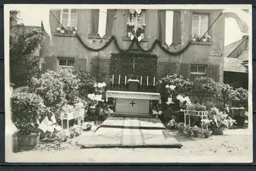 (04678) Altar zu Ostern / Kath. Kirche um 1920? Österreich? (Fahnen an den Fenstern) - n. gel.