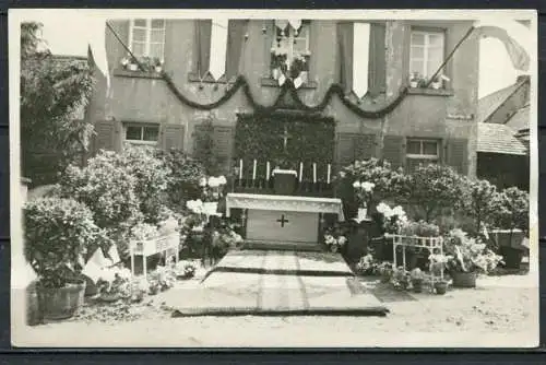 (4678) Altar zu Ostern / Kath. Kirche um 1920? Österreich? (Fahnen an den Fenstern) - n. gel.