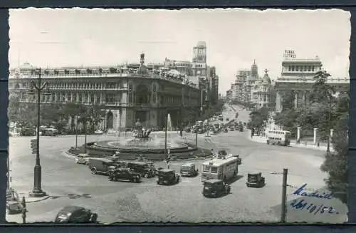 (03781) Madrid - Plaza de Cibeles - Oldtimer/ Bus - s/w - gel. - geschrieb. Datum: 26.10.1952 auf Vorderseite