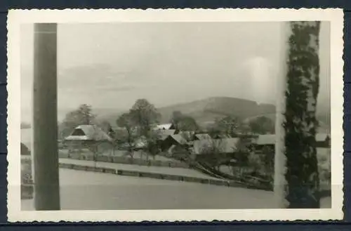 (03708) Dorf im Winter - im Hintergrund rechts am Hügel Explosion? Bombeneinschlag? - Agfa-Foto - 1.WK/ 2.WK? 1915-1945?