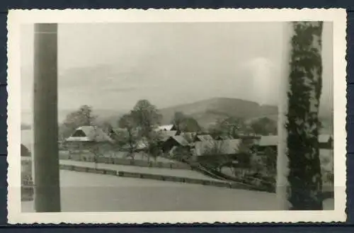 (3708) Dorf im Winter - im Hintergrund rechts am Hügel Explosion? Bombeneinschlag? - Agfa-Foto - 1.WK/ 2.WK? 1915-1945?