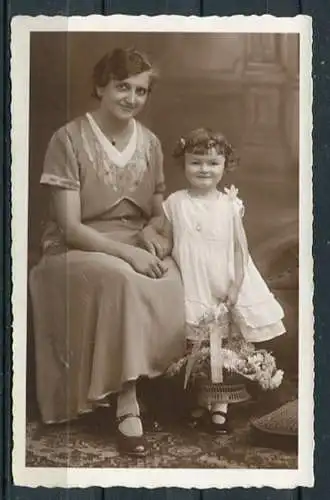 (03682) Familienfoto, Deutschland ca. um 1930? - Frau mit Kind (Oma mit Enkelin) - in Atelier - s/w - n. gel.