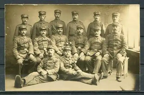 (3676) Soldaten in Uniformen - s/w -  hinten beschrieben - n. gel.