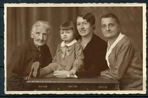 (03674) Familienfoto, Deutschland ca. um 1930 - s/w - n. gel.