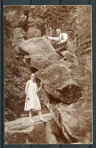 (3673) Pärchen beim Wandern in Felsenlandschaft um ca. 1930? - s/w - n. gel.