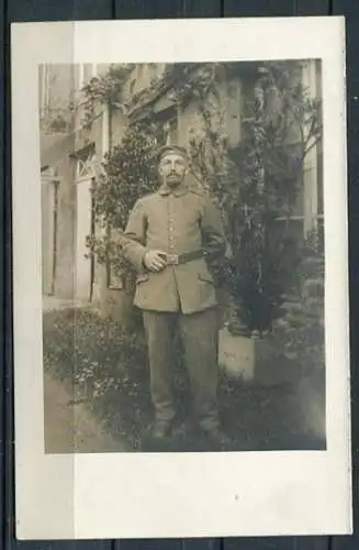 (3670) Soldat in Uniform - s/w - n. gel.