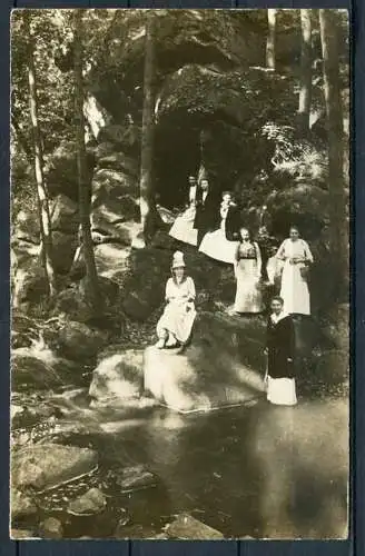 (3662) Leute in Trachten/ Sonntagskelidung bei Waldwanderung/ Felsen am Waldbach/ Waldsee um ca. 1920? - s/w - n. gel.