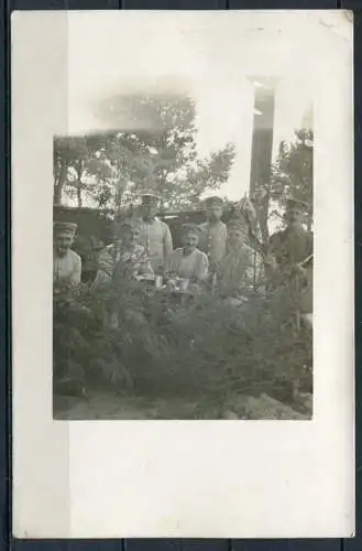 (3631) Soldaten in Uniformen - bei der Rast/ Mahlzeit - s/w -  n. gel.