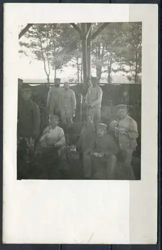 (3628) Soldaten in Uniformen - bei der Rast/ Mahlzeit - s/w -  n. gel.