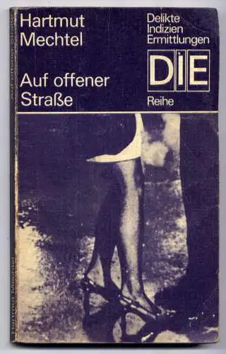 (009) DDR DIE -Reihe  / Hartmut Mechtel --- Auf offener Straße / Ostalgie Krimi Romanheft Paperback