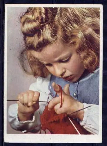 (5870) Kind beim Stricken unbeschrieben