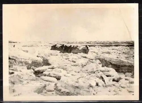 [Echtfotokarte schwarz/weiß] 26 * SYLT * FOTO * EISBOOTE TRANSPORTIEREN POST UND LEBENSMITTEL * LEICHTER BUG RECHTS OBEN **!!. 
